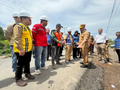 MENINJAU - Gubernur Kalimantan Barat Ria Norsan meninjau langsung progres pengerjaan Jalan Kepatang–Pesaguan di Kabupaten Ketapang, Senin (17/11/2025). IST
