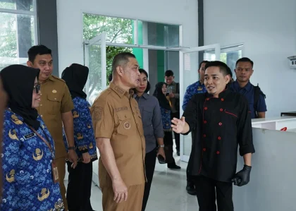 MENINJAU - Gubernur Kalimantan Barat Ria Norsan meninjau aktivitas pendidikan di SMK Negeri 1 Ketapang, Senin (17/11/2025). IST