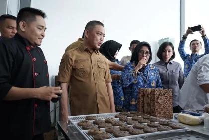 MENINJAU - Gubernur Kalimantan Barat Ria Norsan meninjau aktivitas pendidikan di SMK Negeri 1 Ketapang, Senin (17/11/2025). IST