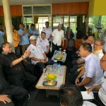 BERBINCANG - Tokoh nasional asal Kalimantan Barat (Kalbar), Dr. (H.C.) H. Oesman Sapta Odang (OSO) berbincang dengan pengurus KONI Kalimantan Barat, di Sekretariat, Rabu (21/1). IST