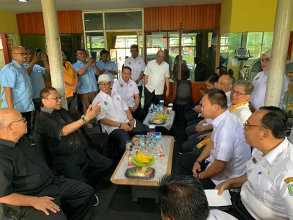 BERBINCANG - Tokoh nasional asal Kalimantan Barat (Kalbar), Dr. (H.C.) H. Oesman Sapta Odang (OSO) berbincang dengan pengurus KONI Kalimantan Barat, di Sekretariat, Rabu (21/1). IST