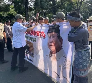 Ketua Umum TMI, Provinsi Kalimantan Barat, M. Saupi bersama para petani.IST