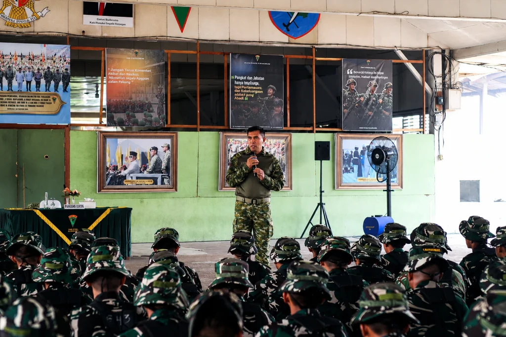 Pangdam XII/Tanjungpura, Mayjen TNI Novi Rubadi Sugito, memberikan pengarahan langsung kepada personel BKO Penanggulangan Bencana Karhutla di Marshalling Area Yonif TP 882/Hulubalang, Desa Kuala Dua, Kecamatan Sungai Raya, Kabupaten Kubu Raya, Kalbar, Minggu (23/8/2026). (Pendam XII Tanjungpura)