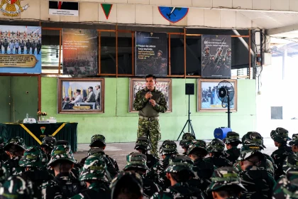 Pangdam XII/Tanjungpura, Mayjen TNI Novi Rubadi Sugito, memberikan pengarahan langsung kepada personel BKO Penanggulangan Bencana Karhutla di Marshalling Area Yonif TP 882/Hulubalang, Desa Kuala Dua, Kecamatan Sungai Raya, Kabupaten Kubu Raya, Kalbar, Minggu (23/8/2026). (Pendam XII Tanjungpura)